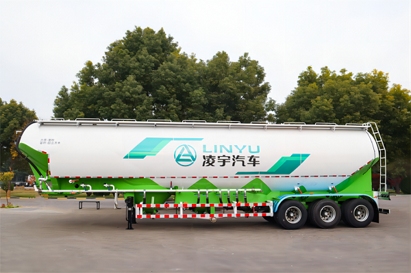 粉粒物料運(yùn)輸車的特點(diǎn)詳解！
