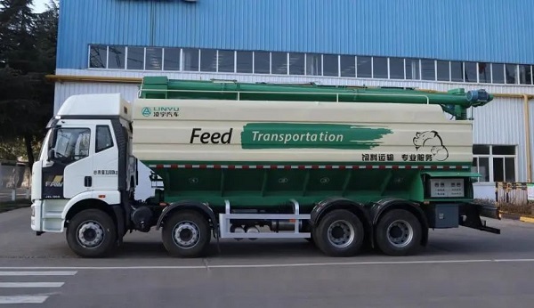 散裝飼料運(yùn)輸車的特點(diǎn)介紹！