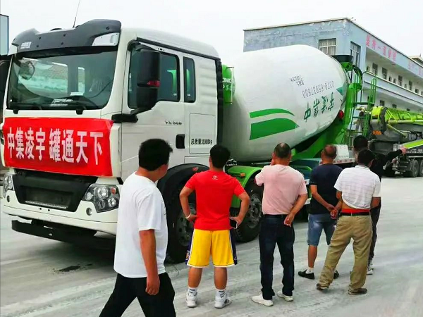 開攤啦！凌宇攪拌車“擺攤兒”湖北，客戶當場下單！