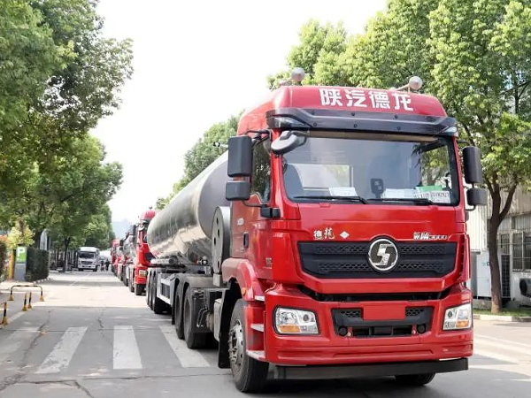 疫情之下，海外客戶(hù)線(xiàn)上訂車(chē)，20臺(tái)凌宇罐車(chē)批量交付！