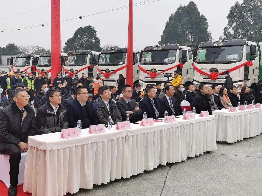 瑞虎迎新 戰(zhàn)績恢弘！80臺解放&凌宇一體化攪拌車交付蜀國之地