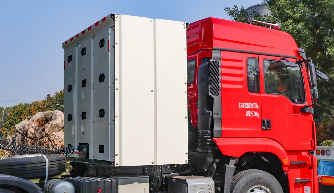 金秋暖陽，微風(fēng)和煦！凌宇新能源粉罐半掛批量奔赴西南地區(qū)