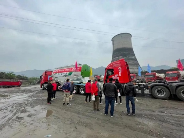 全國(guó)巡展丨凌宇2021款粉罐車驚艷亮相，場(chǎng)面火爆……