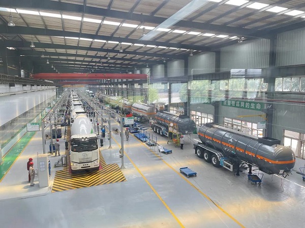 堅(jiān)守一線(xiàn)戰(zhàn)高溫，齊心協(xié)力保生產(chǎn)