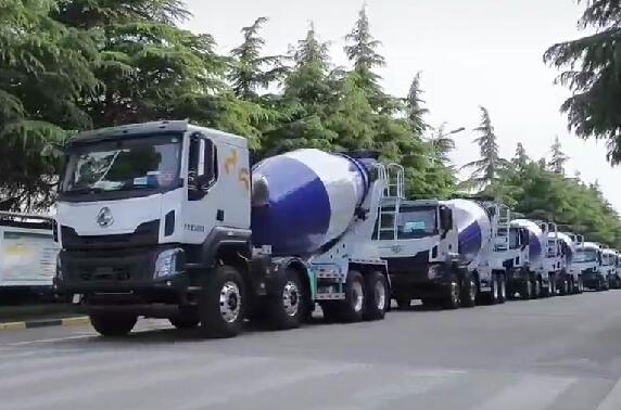 市場如此火爆，一批批新車交付用戶。場面壯觀！