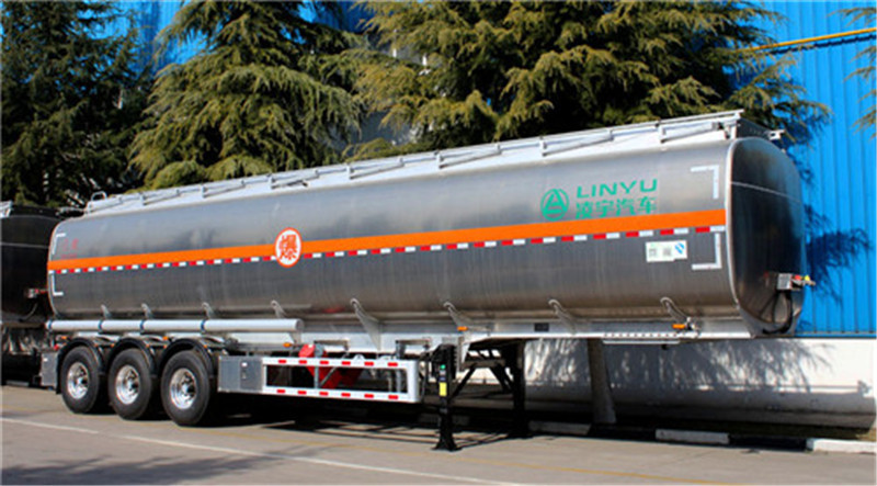 凌宇液罐車頻頻被老客戶點(diǎn)贊，性能獲大眾認(rèn)可